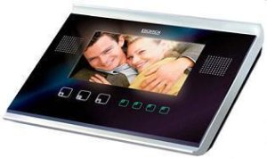 домофоны Gardi Lux/8/SD оснащены встроенным кард-ридером для SD карточки, позволяя хранить на которой до 2000 картинок с фото-изображениями